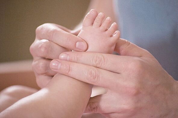 Massaggio per l'alluce valgo in un bambino
